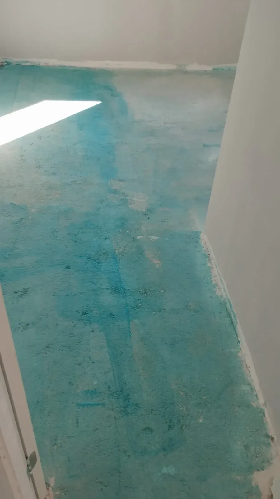 Contrapiso com primer verde antes da massa autonivelante, reforma residencial