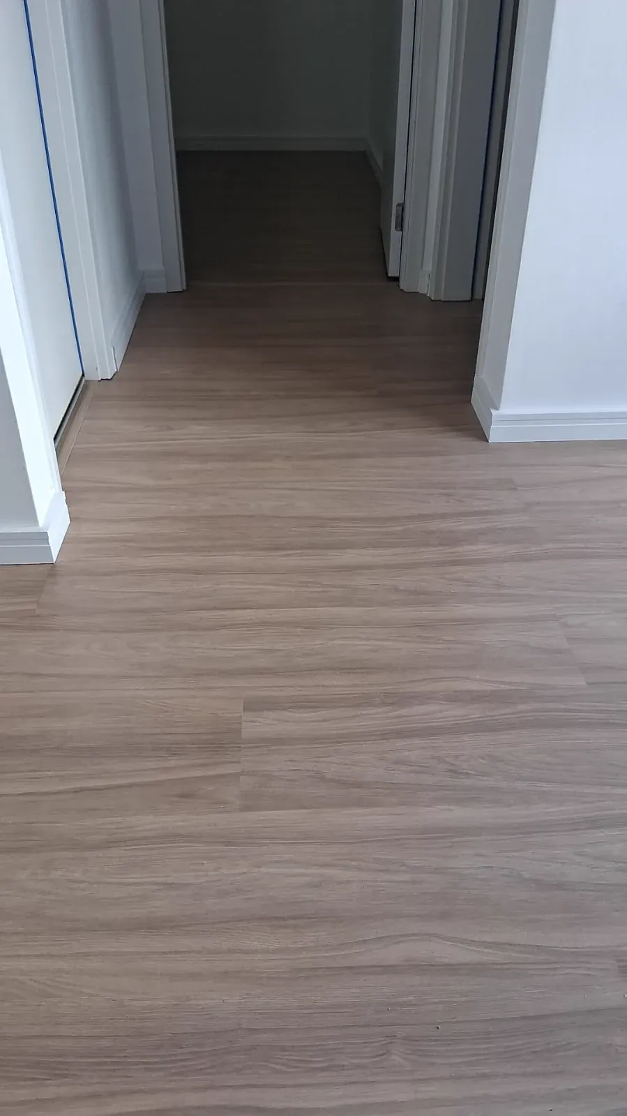 Piso laminado Eucafloor Prime Click instalado em área de circulação