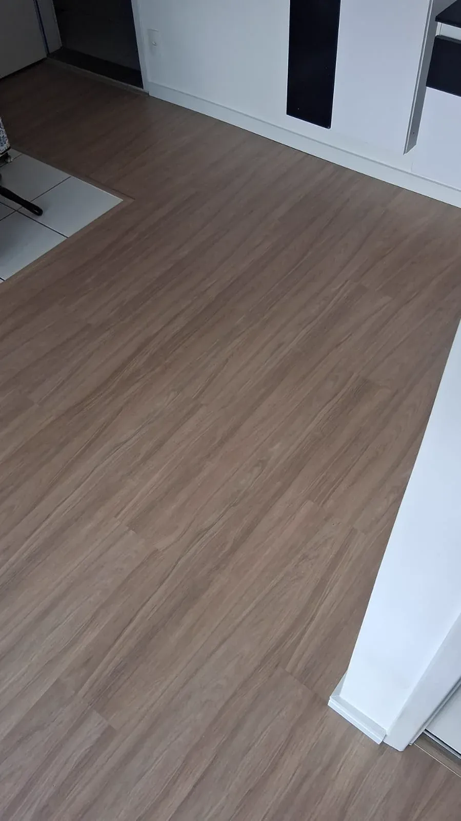 Piso laminado Eucafloor Prime Click junto à área de cozinha