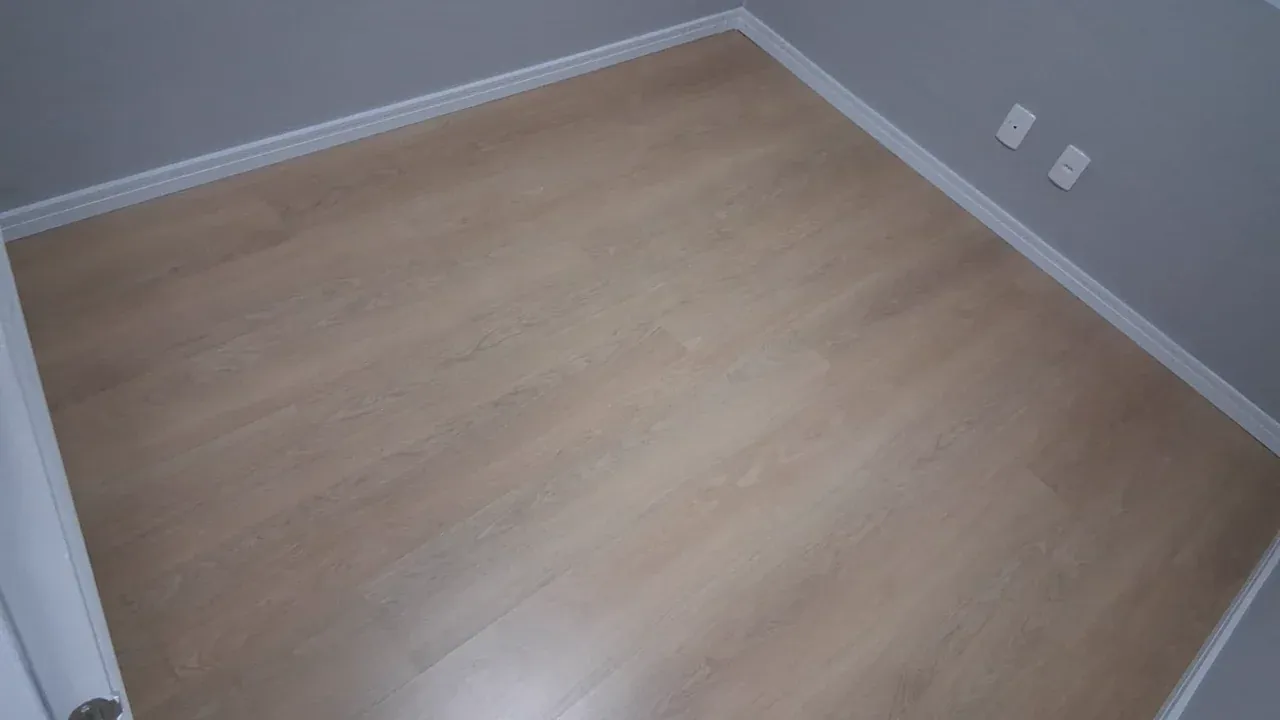 Piso laminado Eucafloor Prime Click finalizado em quarto