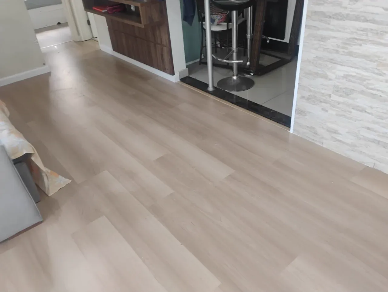 Piso laminado Quick-Step cor Mocha em sala integrada
