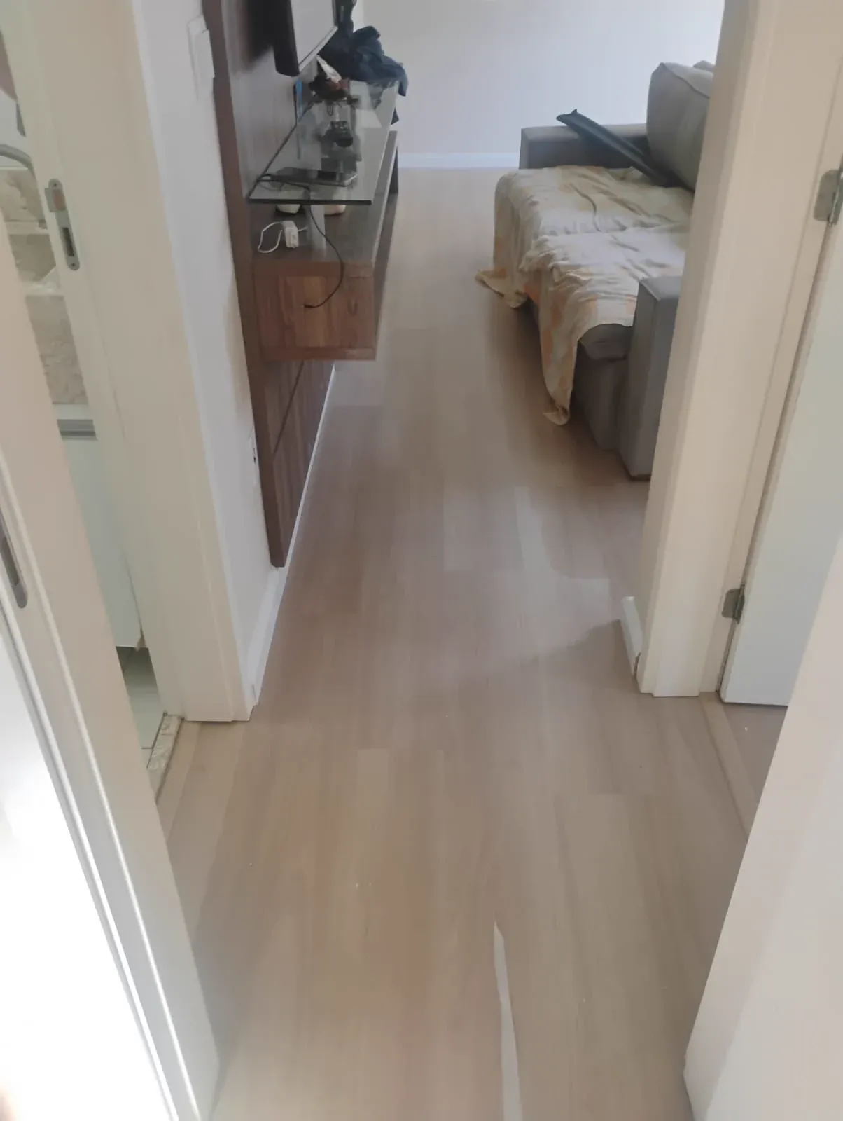 Piso laminado Quick-Step Mocha em circulação e sala
