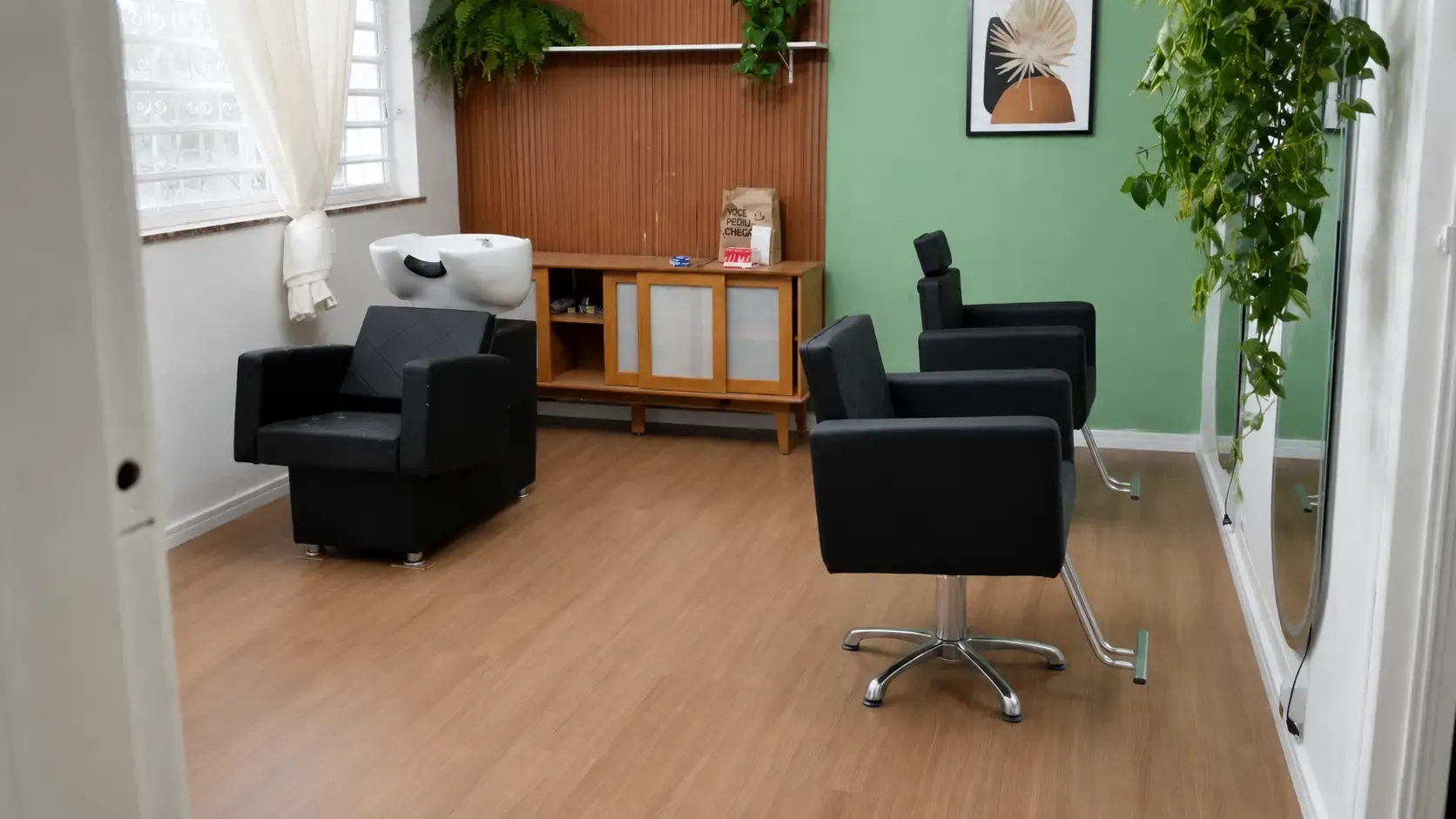 O mesmo salão com piso laminado Eucafloor Prime Click Nogueira Natural instalado
