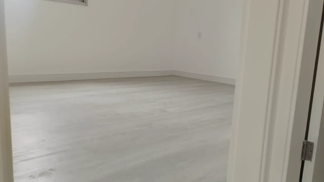 Acabamento do piso vinílico em quarto residencial