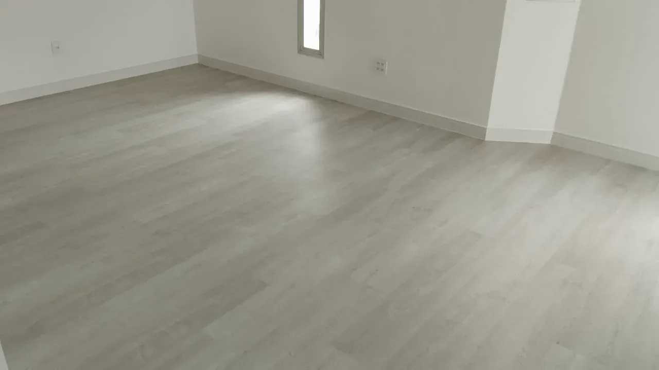 Vista ampla do piso vinílico instalado na sala