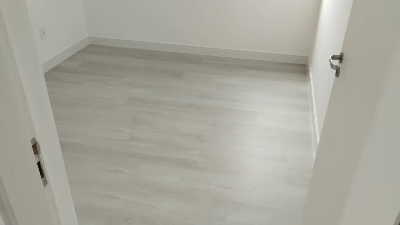 Piso vinílico finalizado em ambiente residencial