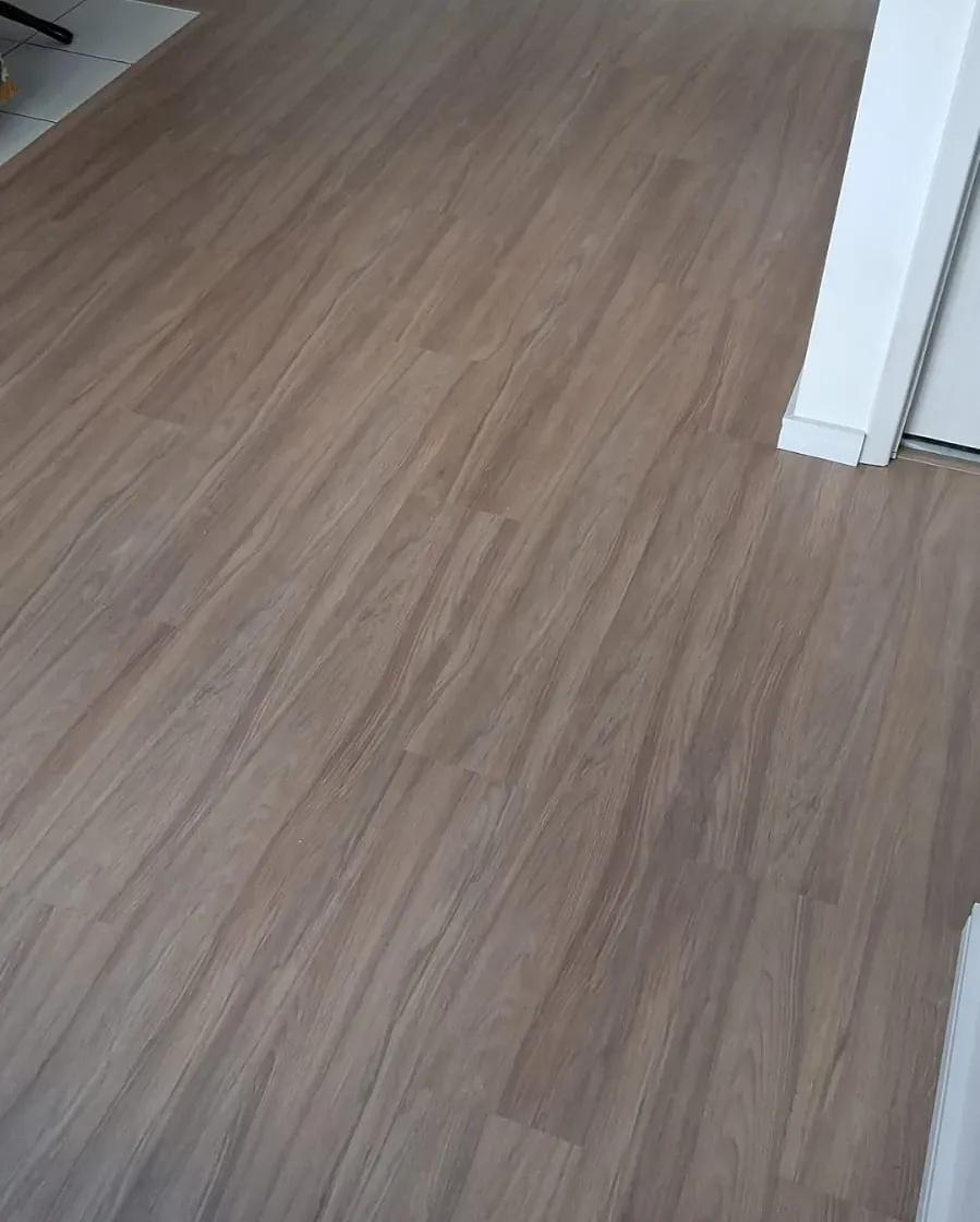 Piso laminado Eucafloor Prime click, réguas amadeiradas em instalação residencial