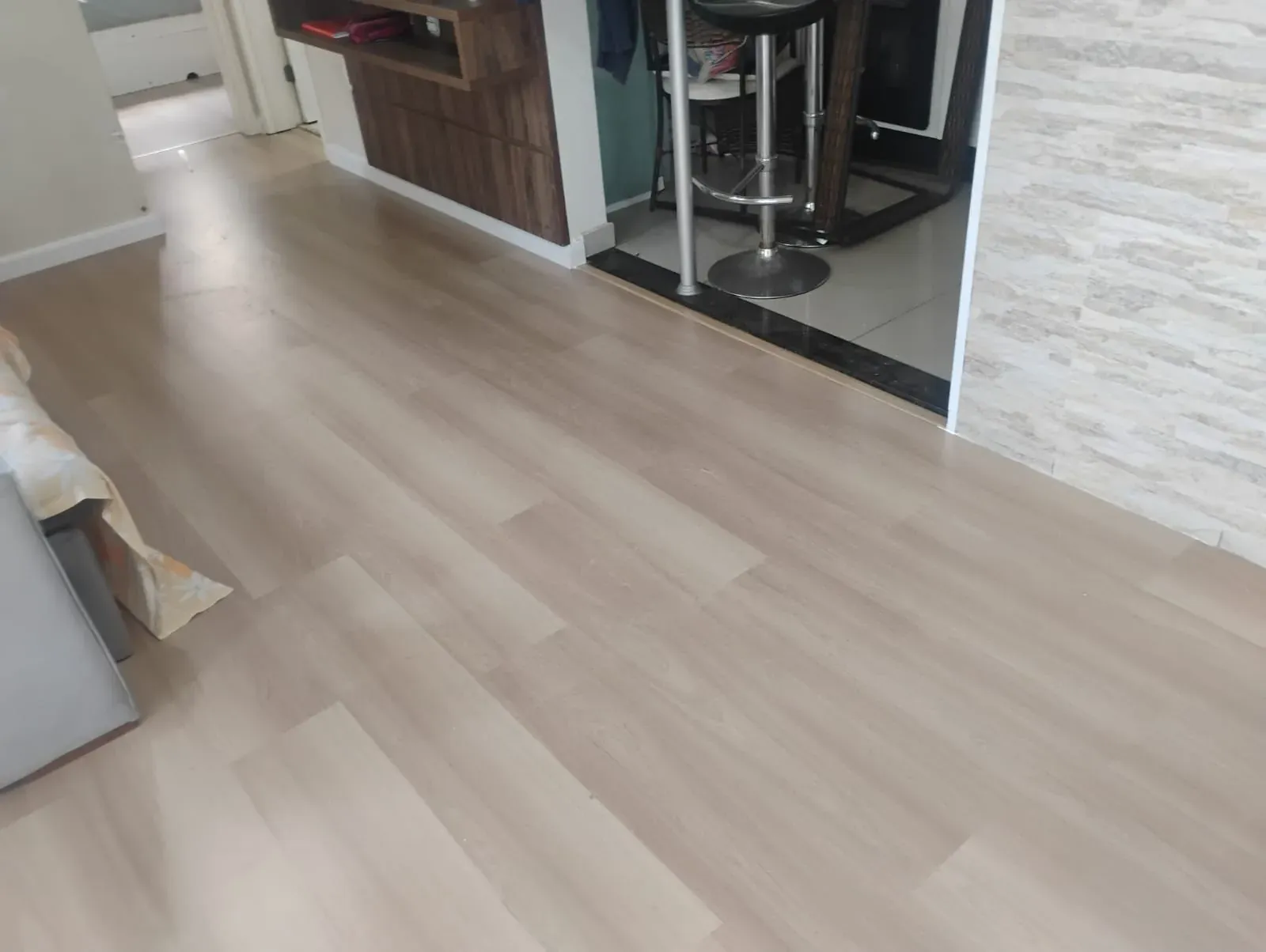 Piso laminado Quick-Step cor mocha em apartamento