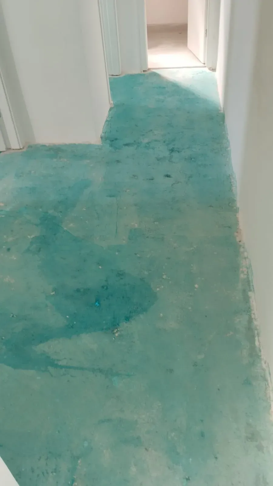 Contrapiso com primer verde em reforma, preparação de base antes do piso novo