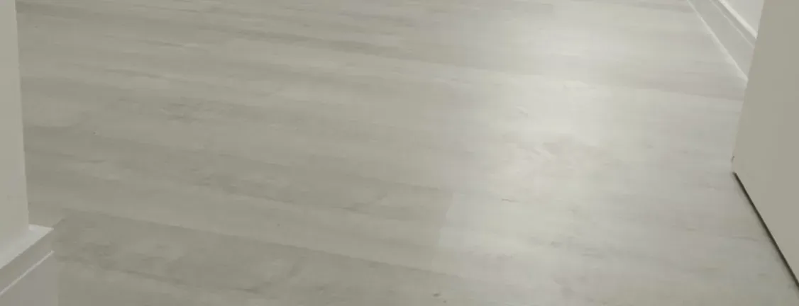 Close de piso vinílico Statofloor em régua, veios claros